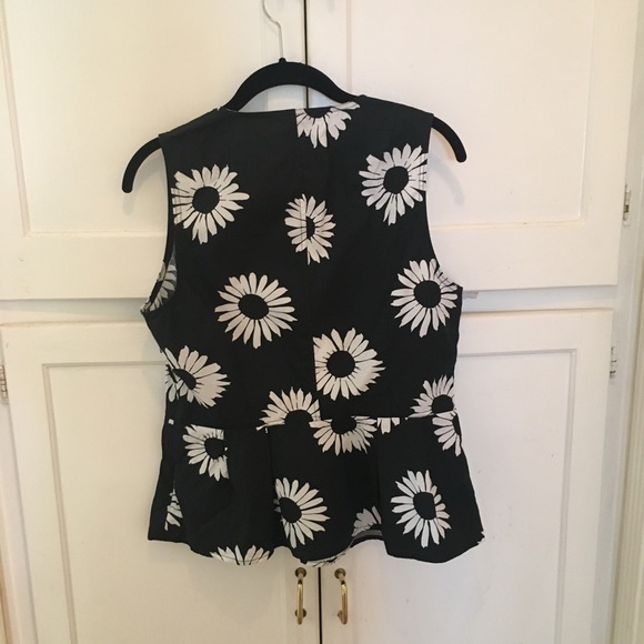 Cute Gap black and white peplum top - Picture 2 of 2